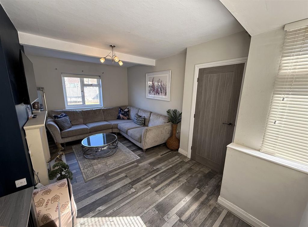Property photo 3 of 12 Lounge