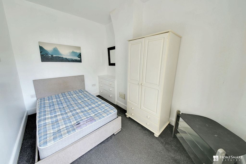 Property photo 1 of 8 Room 2