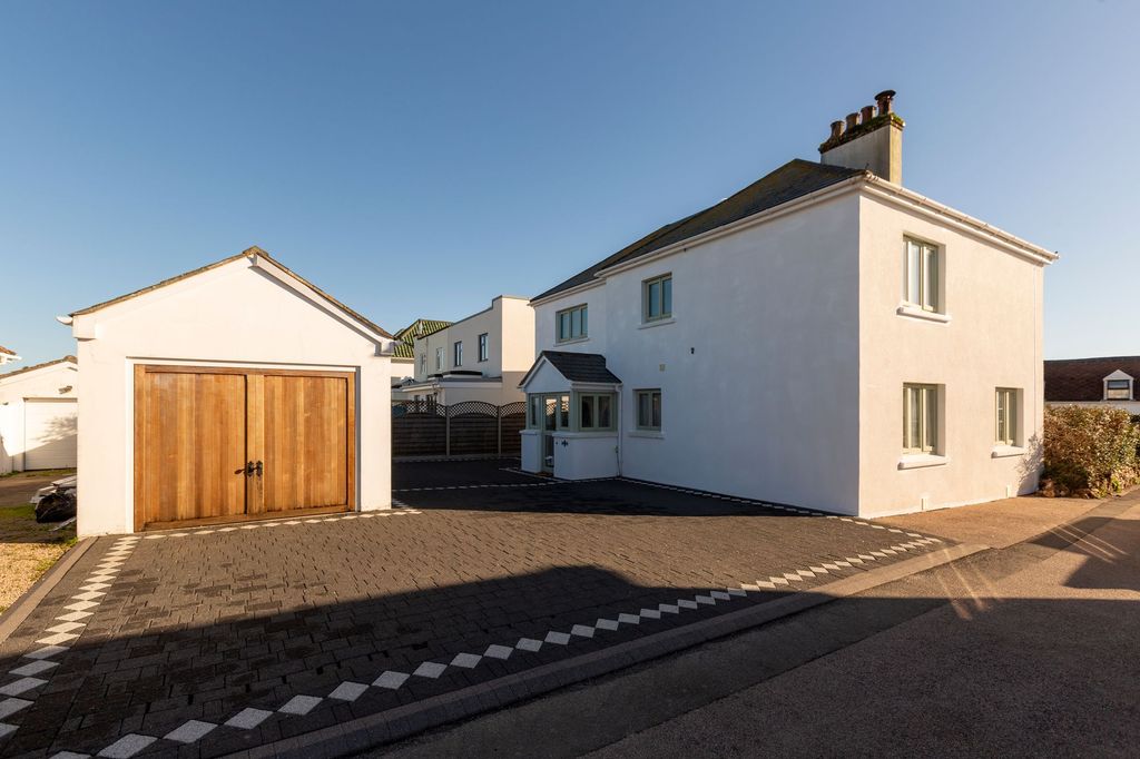 Property photo 2 of 42