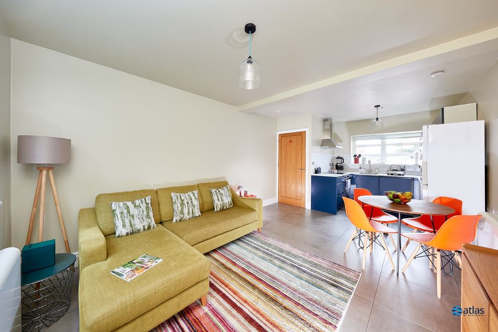 Property photo 1 of 14 Lounge