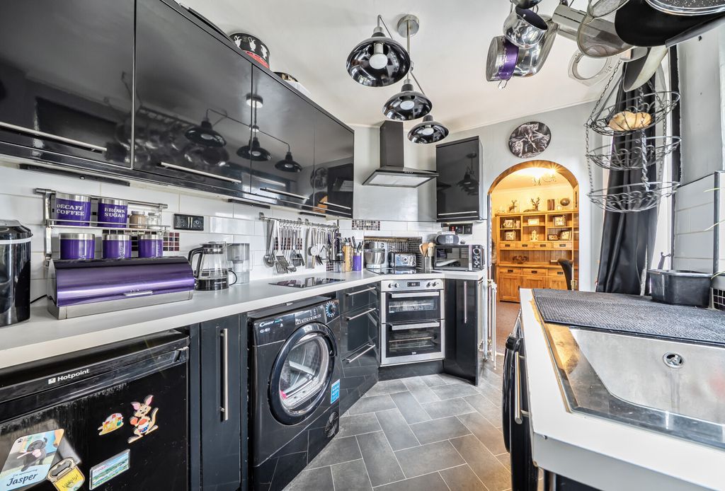 Property photo 2 of 12 1364800-11-68ee30...