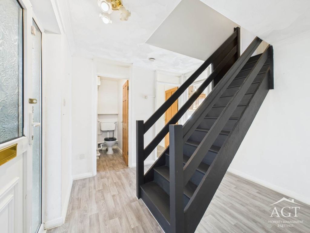 Property photo 2 of 18 Entrance Hall