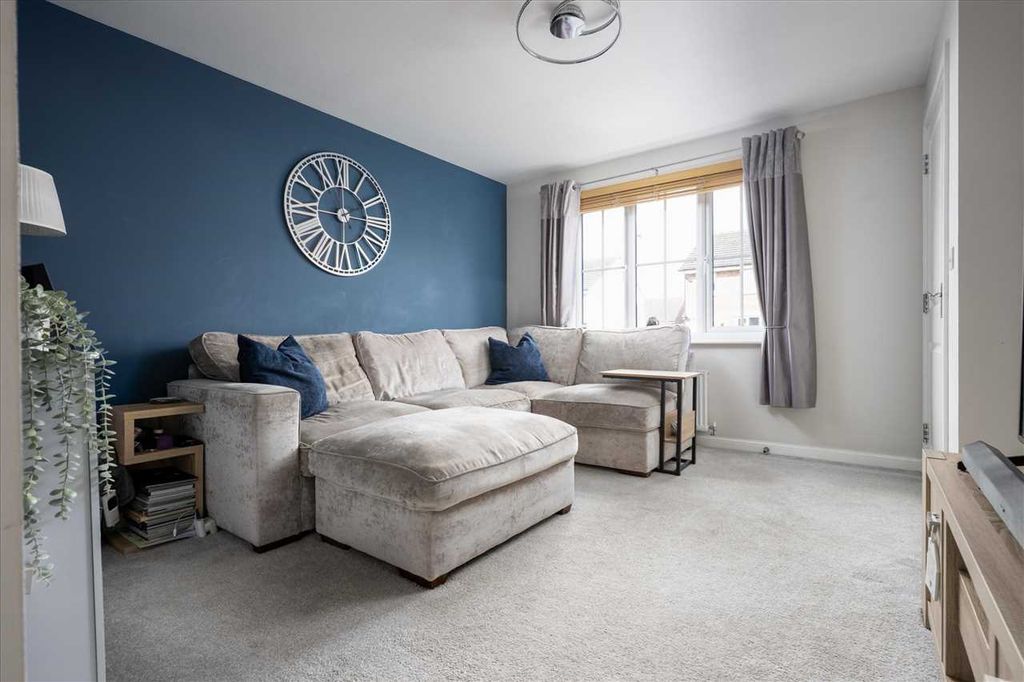 Property photo 2 of 12 Lounge