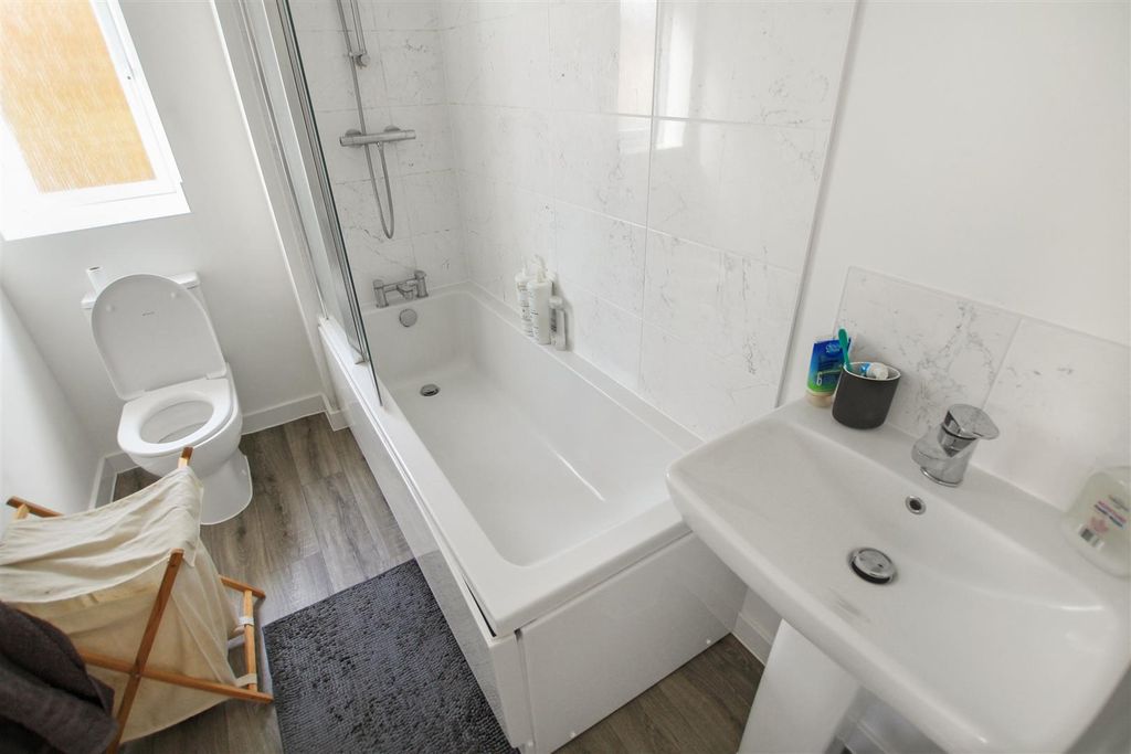 Property photo 3 of 10 Bathroom.Jpg