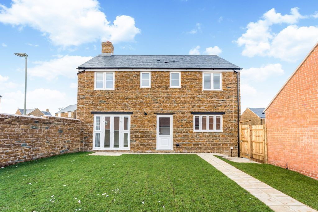 Property photo 1 of 18 Dickenson Road 20