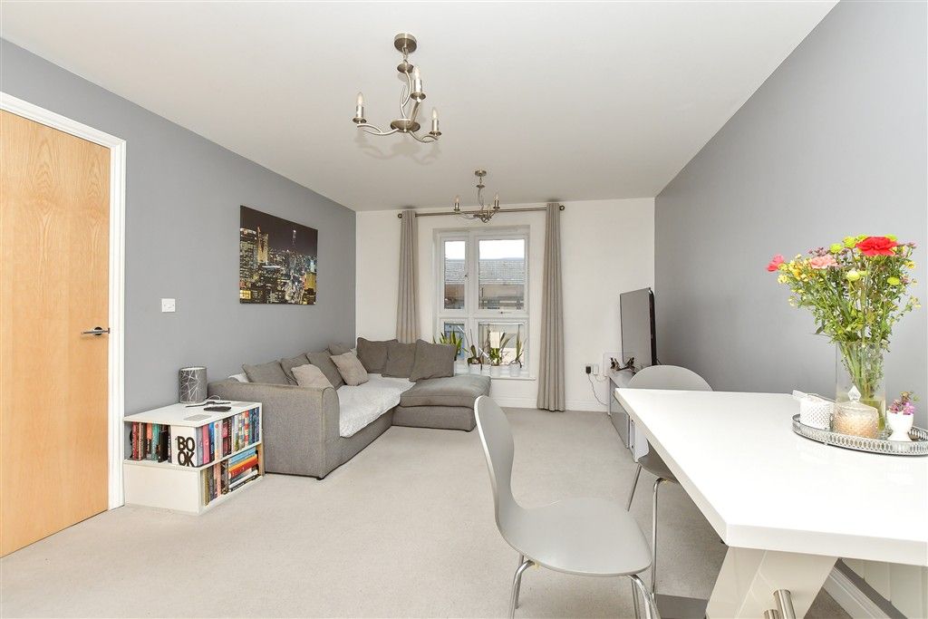 Property photo 3 of 6 Lounge/ Dining Area