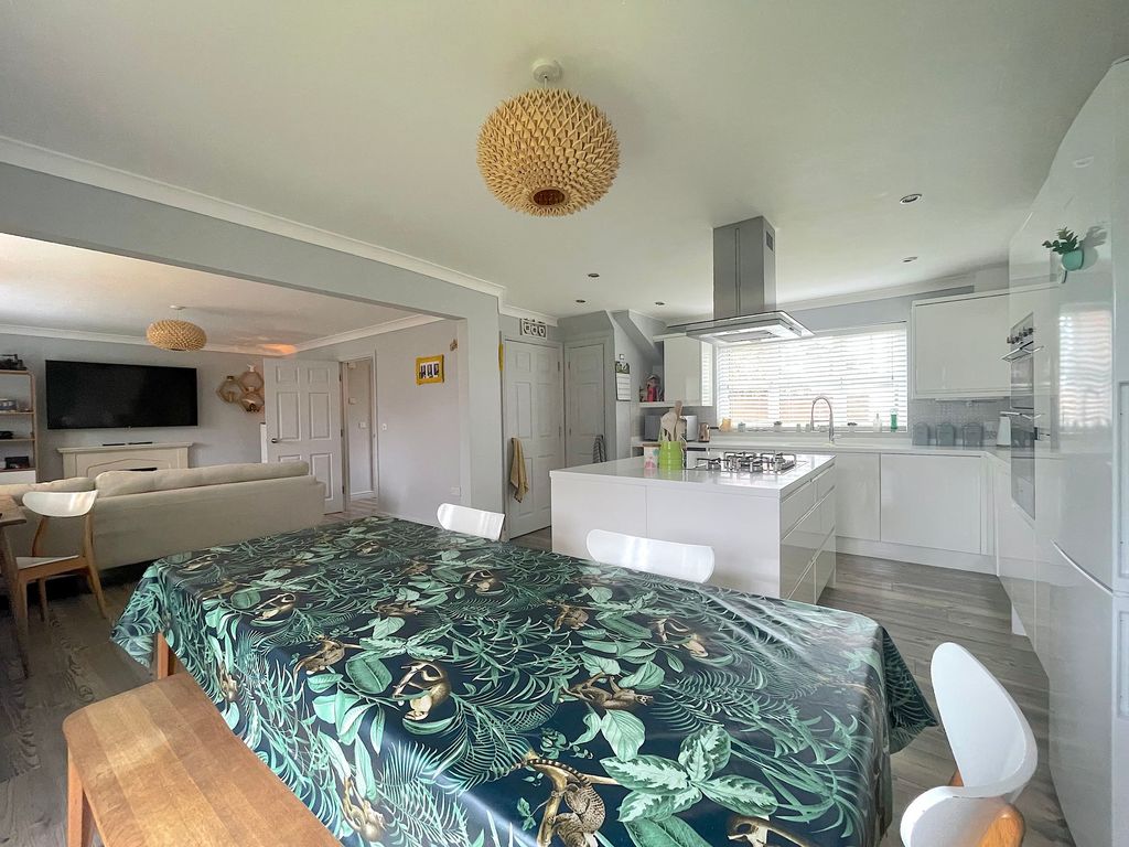 Property photo 2 of 27 Living Room/Dining Room/Kitchen (1)