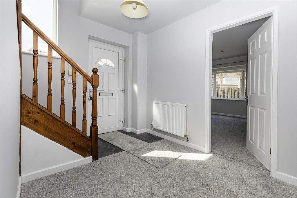 Property photo 2 of 36 Entrance Hall