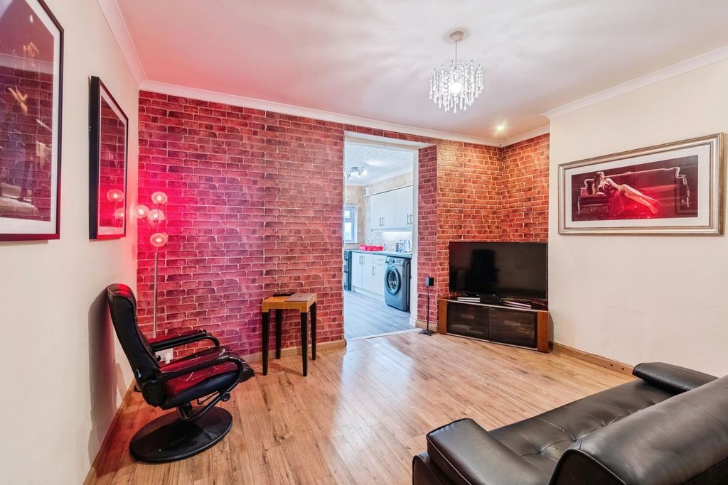 Property photo 3 of 16 Pbox-Img.Jpg