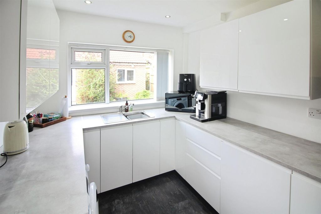 Property photo 3 of 16 Kitchen
