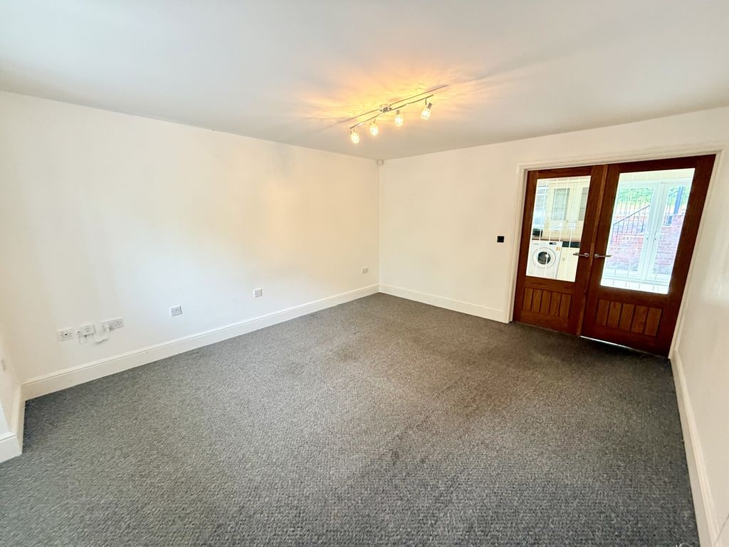 Property photo 3 of 14 Image00014