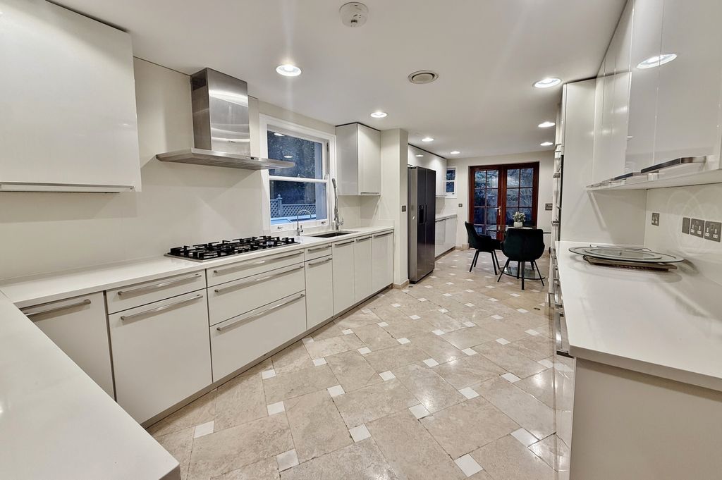 Property photo 3 of 28 Photo 8