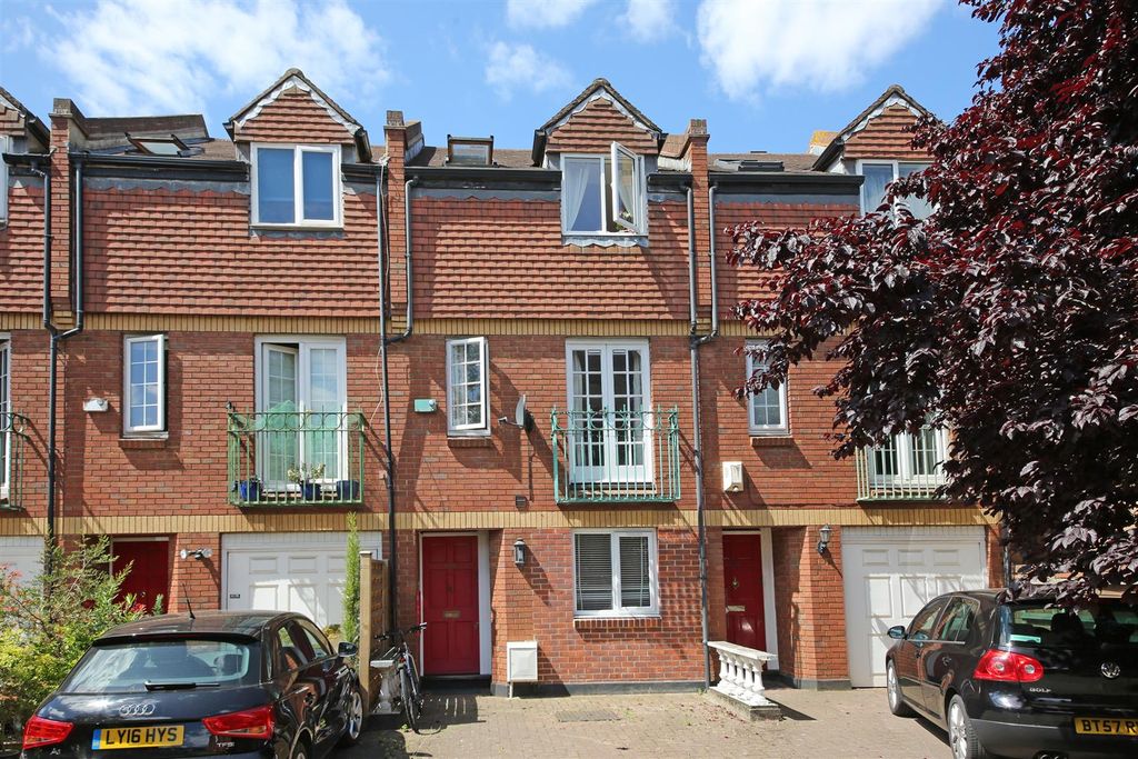 Property photo 1 of 11 Kingston Road Sw19 External 1
