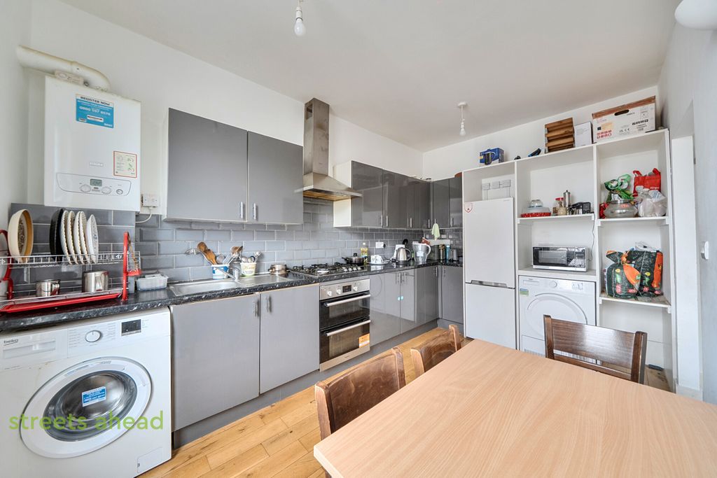 Property photo 2 of 21 d6F18Fef-Bfca-43c...