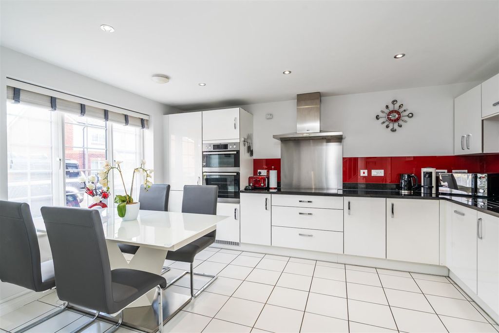 Property photo 2 of 15 35 Barton Drive_11.Jpg