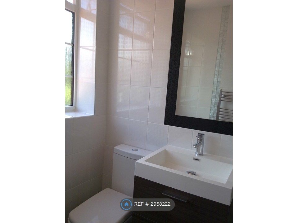 Property photo 3 of 9 Bathroom 1
