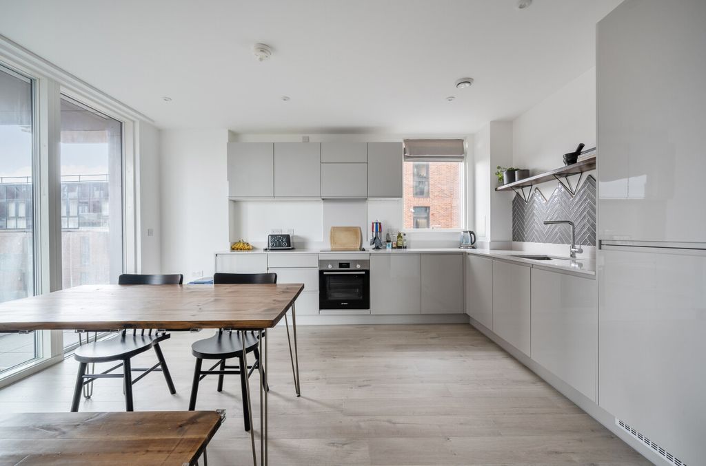 Property photo 3 of 16 1408809-5-698c790...