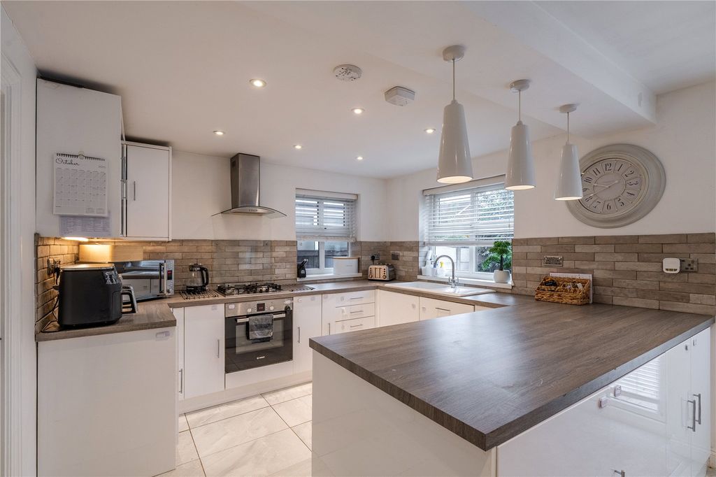 Property photo 2 of 29 Picture No. 15