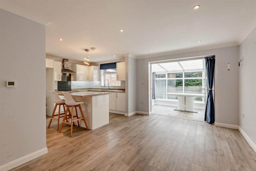Property photo 3 of 16 8648972-Interior02-800.Jpg