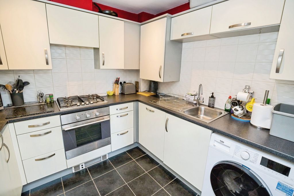 Property photo 3 of 11 Kitchen
