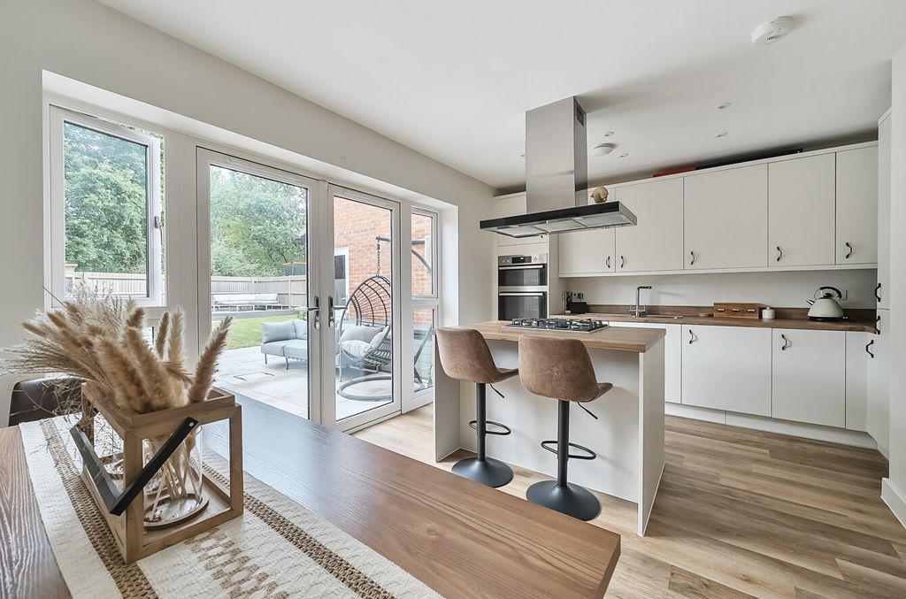 Property photo 3 of 12 1325190-17-687650...