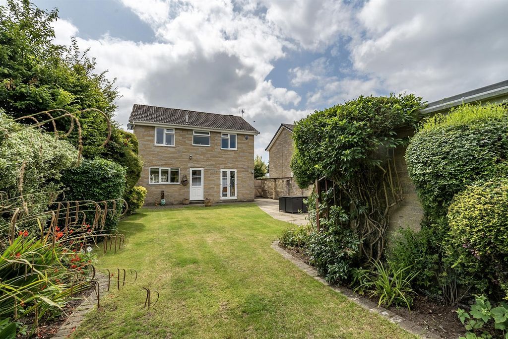 Property photo 1 of 16 Garden 3