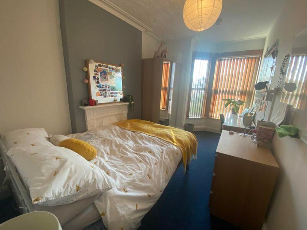Property photo 2 of 10 A Bright And Inviting Double Bedroom With Large Wi...