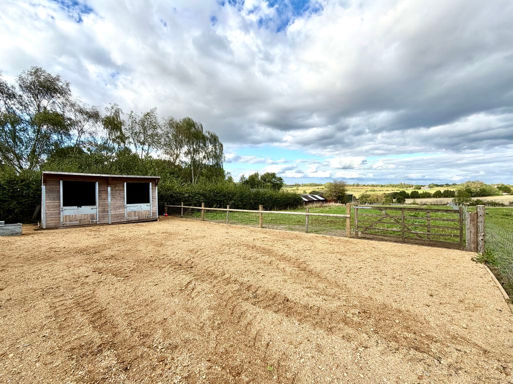 Property photo 2 of 35 Stables & Paddock