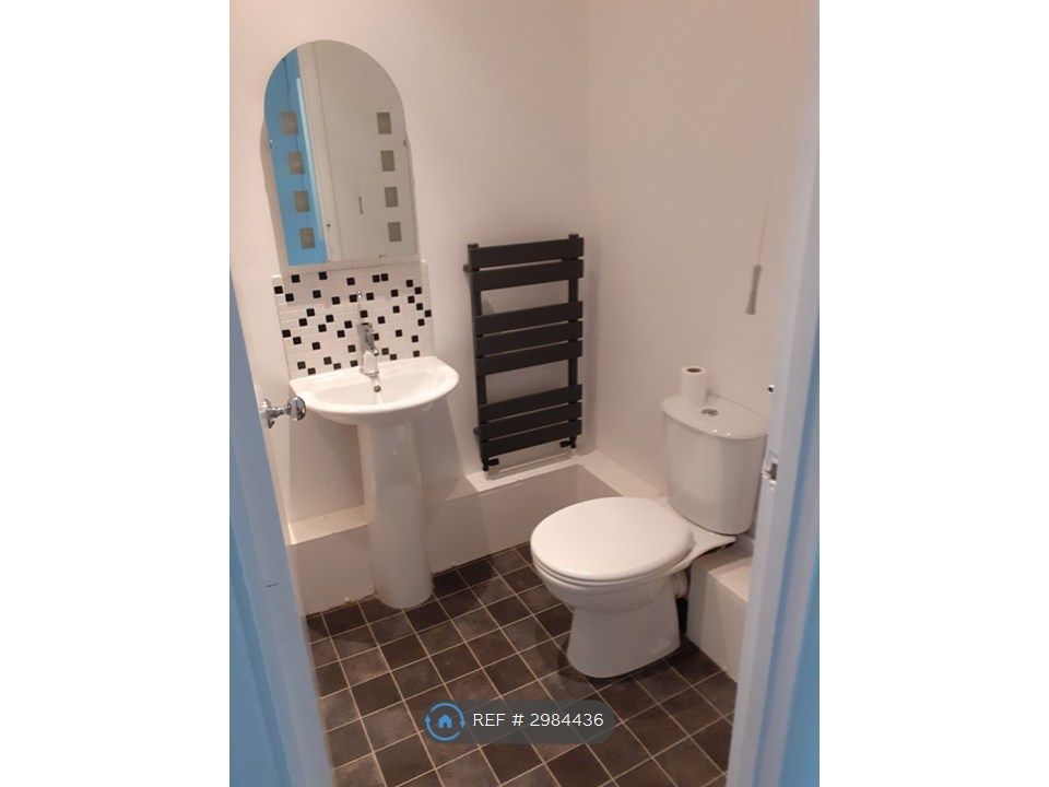 Property photo 2 of 9 Bathroom