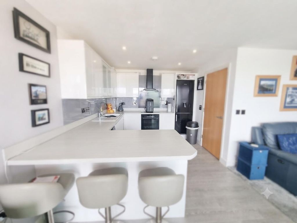 Property photo 3 of 17 Kitchen