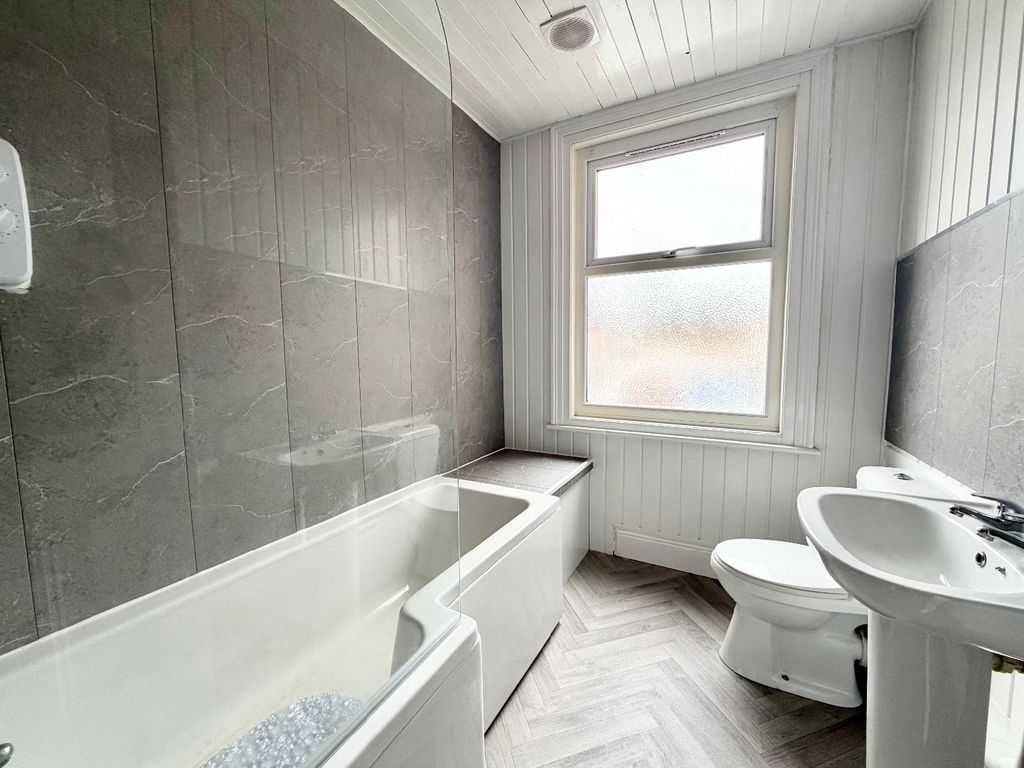 Property photo 1 of 8 Bathroom