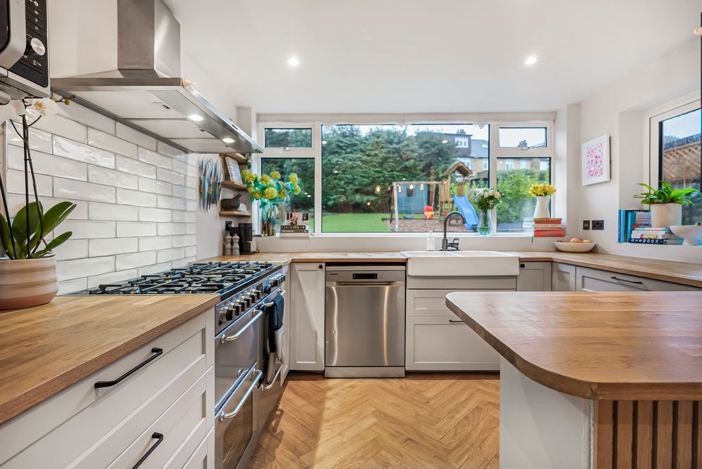 Property photo 3 of 22 Kitchen