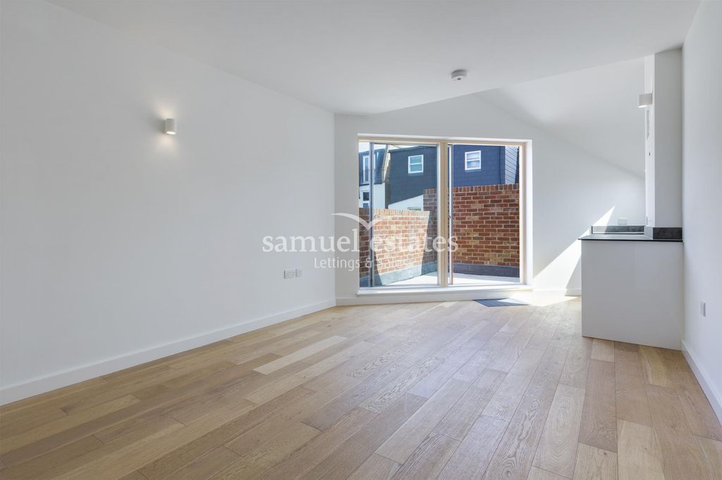 Property photo 3 of 7 Reception