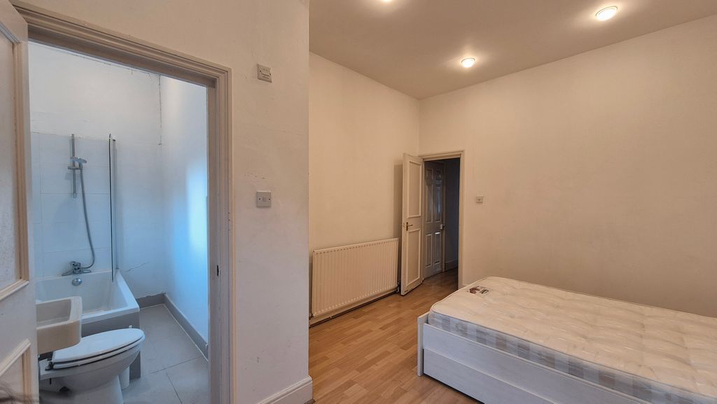 Property photo 3 of 6 Bedroom 1