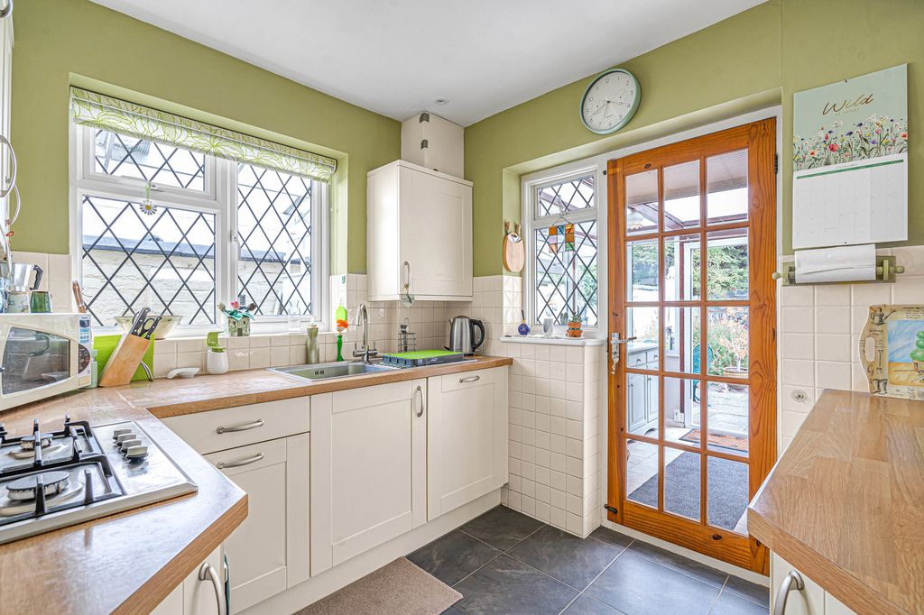 Property photo 3 of 11 Kitchen