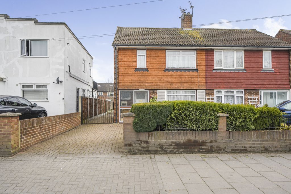 Property photo 1 of 16 40 Bear Road, Hanworth Village, Feltham, Tw13 6Ra