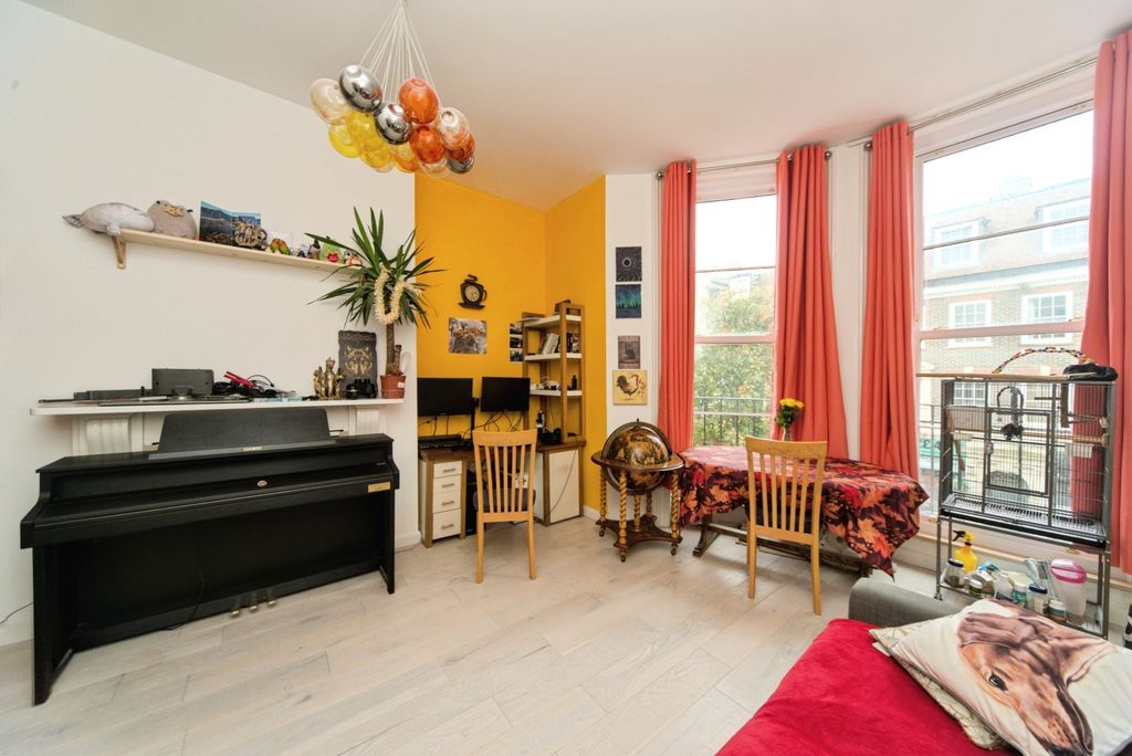 Property photo 2 of 18 Lounge