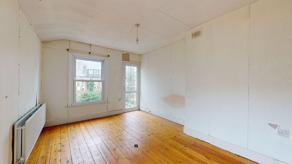 Property photo 3 of 14 Flat A, 102 Midmoor Road, Balham, London, Sw12 0Et