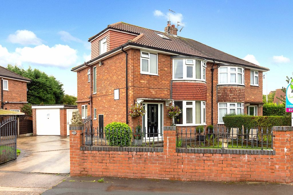 Property photo 1 of 17 Danum Road - Front