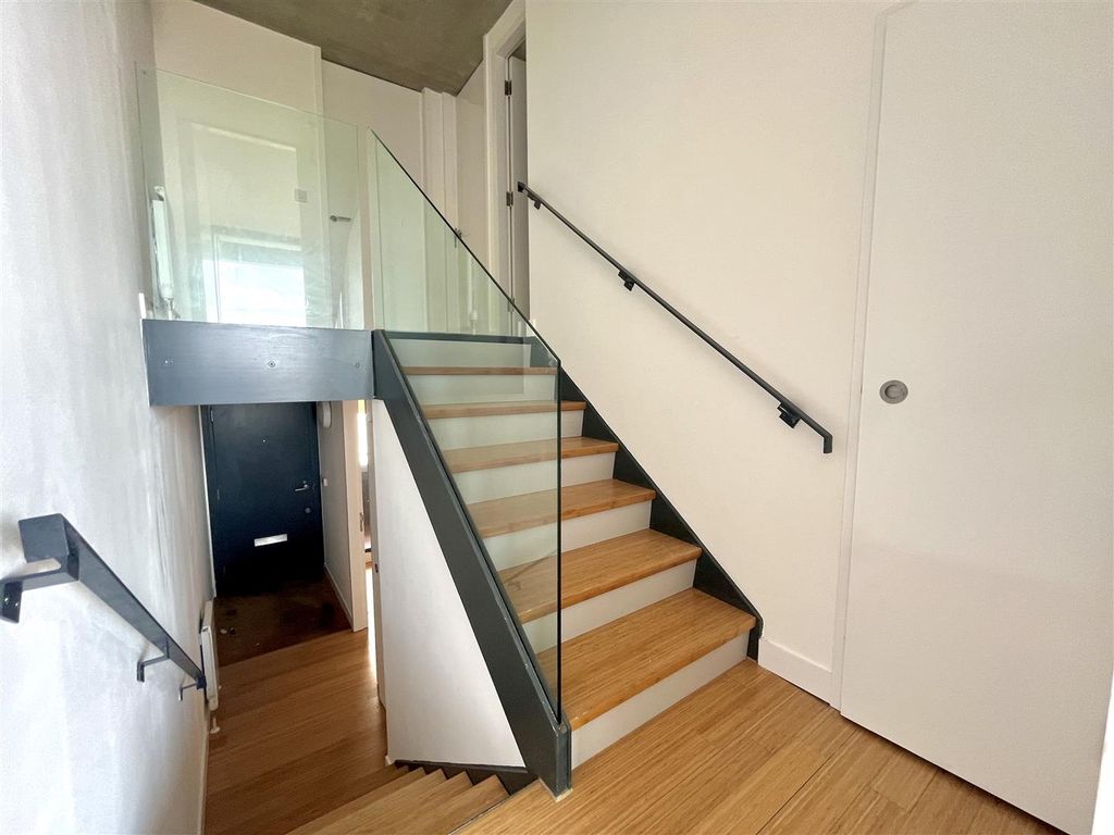 Property photo 3 of 27 Split Level Hallwyay