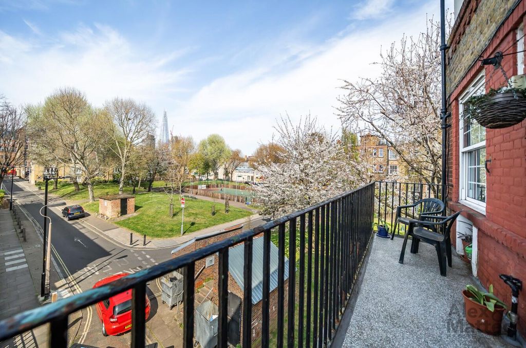 Property photo 2 of 11 Swan Mead