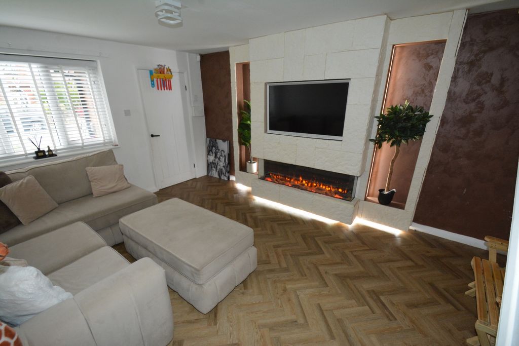 Property photo 3 of 9 Lounge