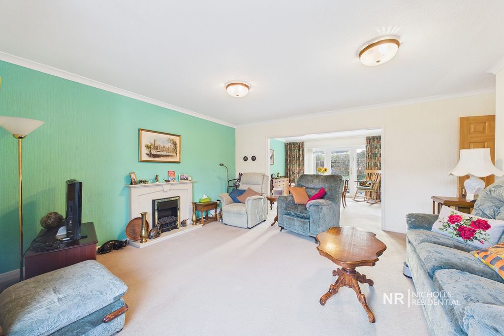 Property photo 2 of 15 Lounge Extra Photo