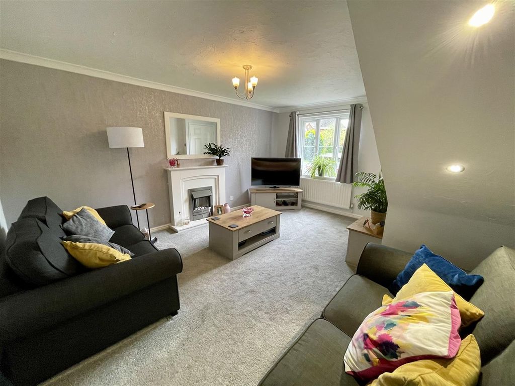 Property photo 2 of 11 Lounge