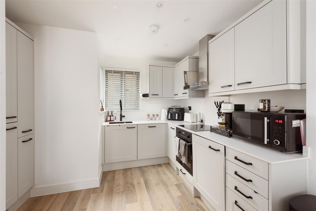 Property photo 3 of 13 Sea Street, Whitstable