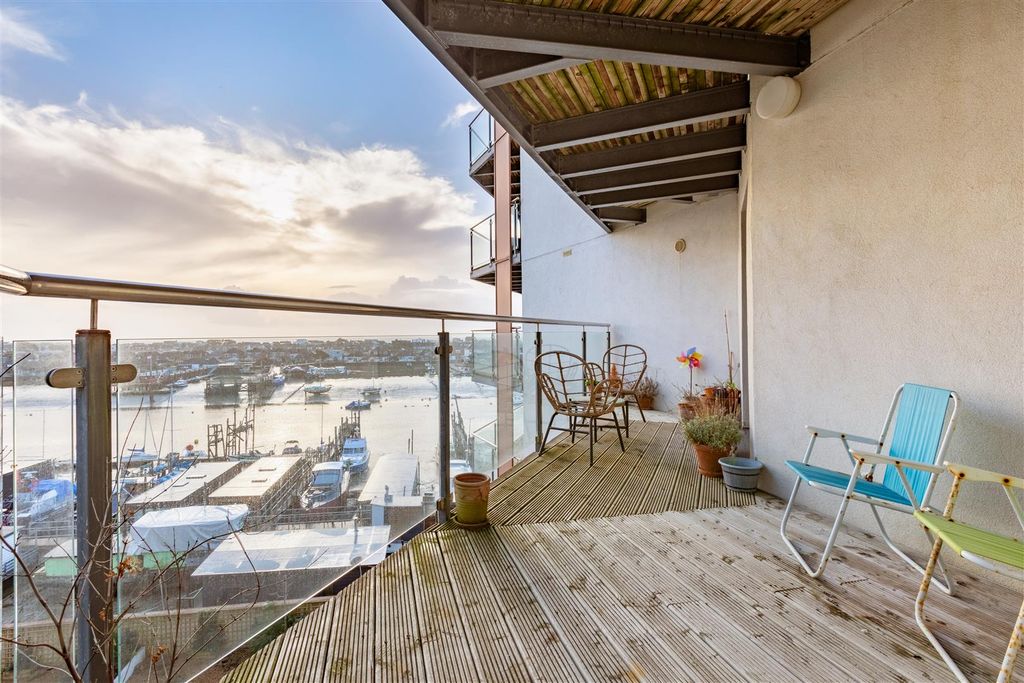 Property photo 2 of 14 Balcony