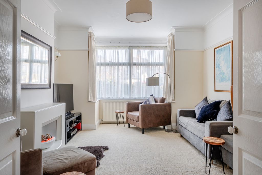 Property photo 2 of 18 Lounge