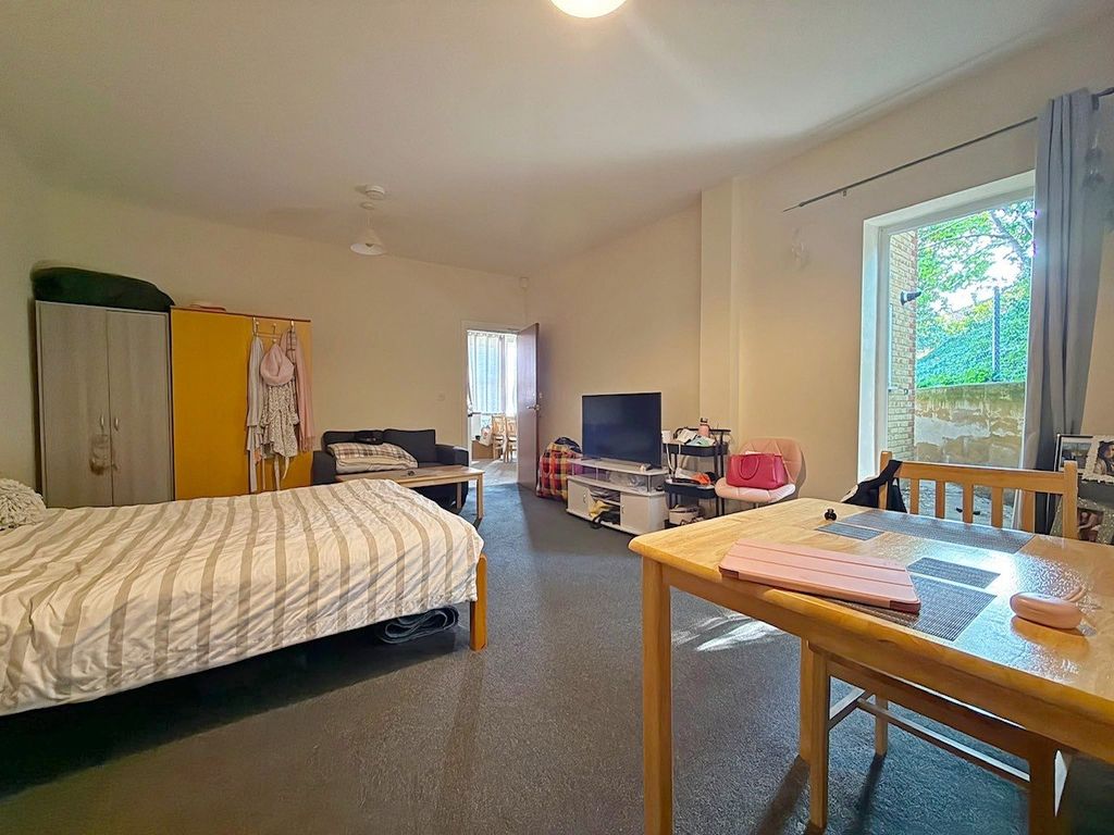 Property photo 1 of 7 Room