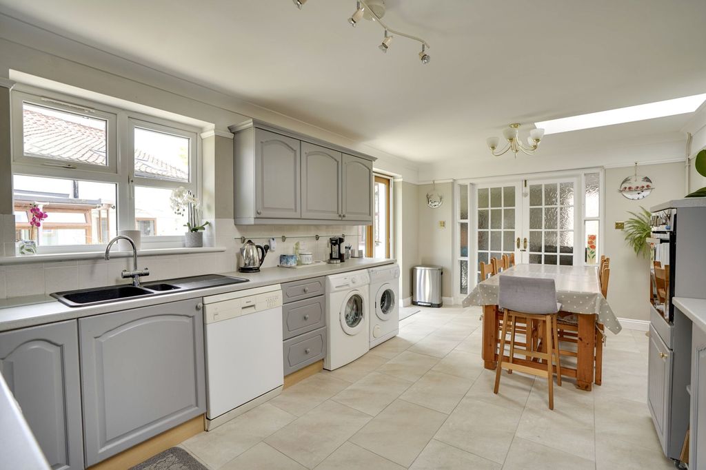Property photo 2 of 33