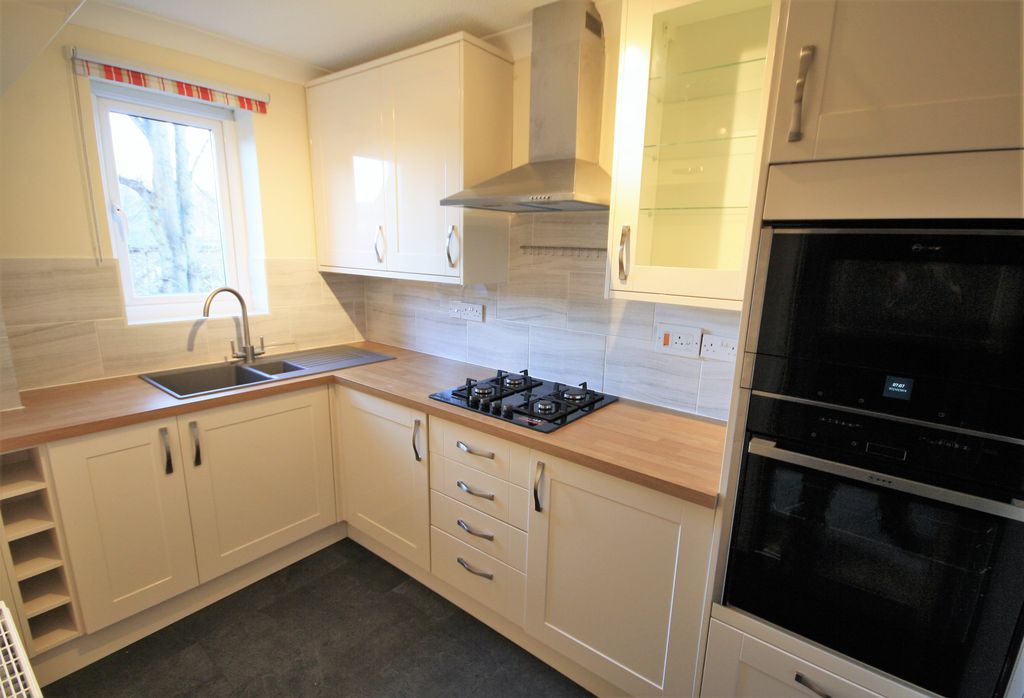 Property photo 2 of 10 Kitchen